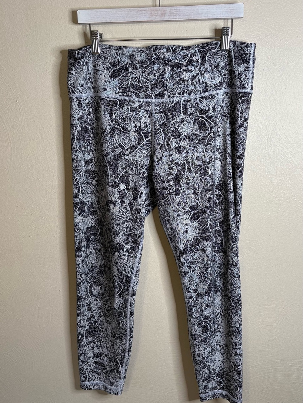 Athleta Elation Graffiti 7/8 Tight XL Floral Print Yoga Leggings Athleisure - Picture 2 of 12